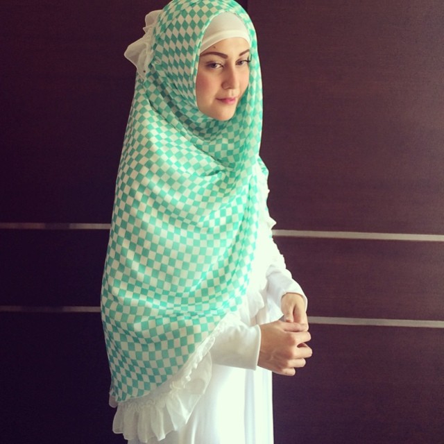 10 Potret Vicy Melanie saat pakai hijab, bikin pangling