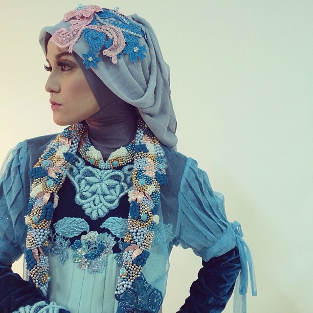10 Potret Vicy Melanie saat pakai hijab, bikin pangling