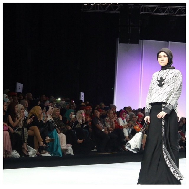 10 Potret Vicy Melanie saat pakai hijab, bikin pangling