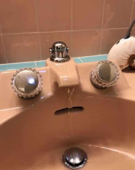 10 Desain benda di kamar mandi menyerupai wajah, bikin kedip dua kali