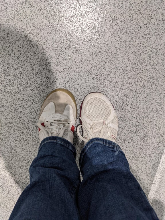 10 Momen apes orang saat pakai sepatu, ada yang sampai jebol