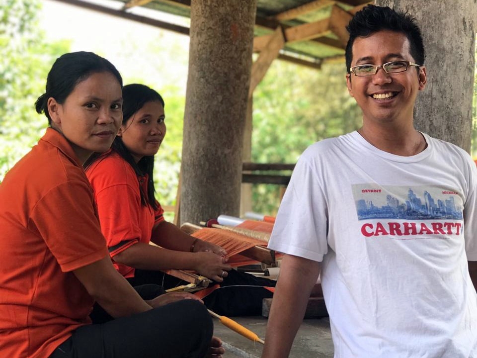 Begini kisahnya sampai Christian Dior kepincut tenun Endek Bali