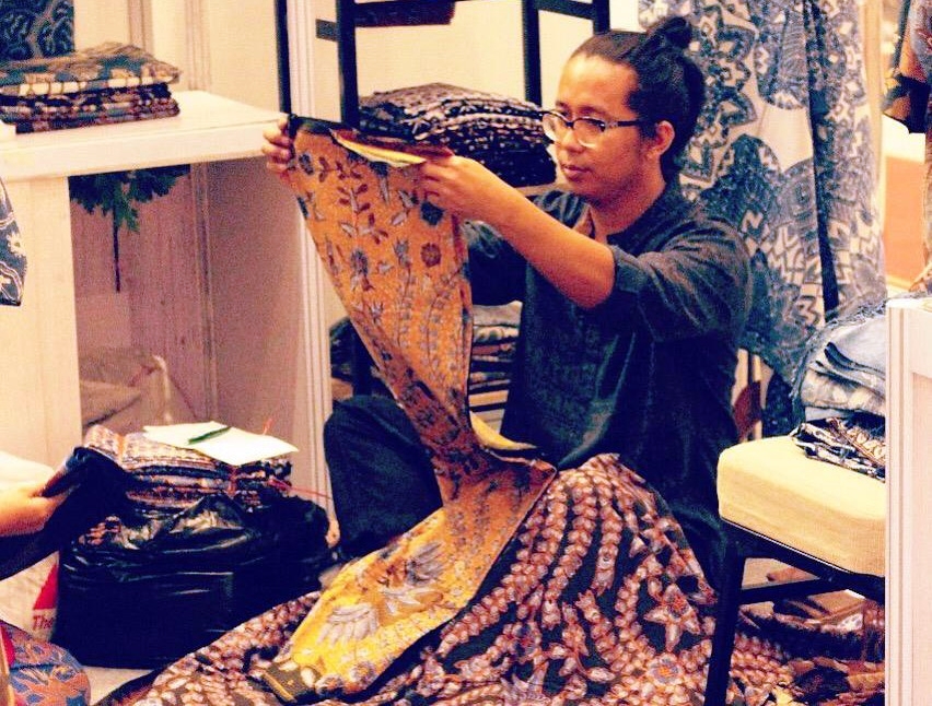 Begini kisahnya sampai Christian Dior kepincut tenun Endek Bali