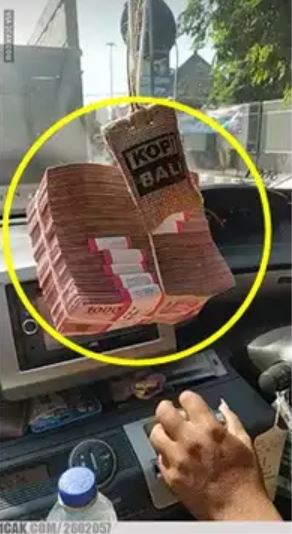 8 Bentuk gantungan di dalam mobil ini bikin ketawa cekikikan