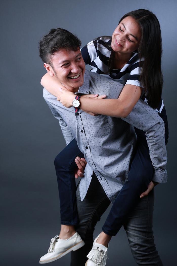 Beda usia jauh, 7 pasangan seleb di film ini chemistry-nya juara