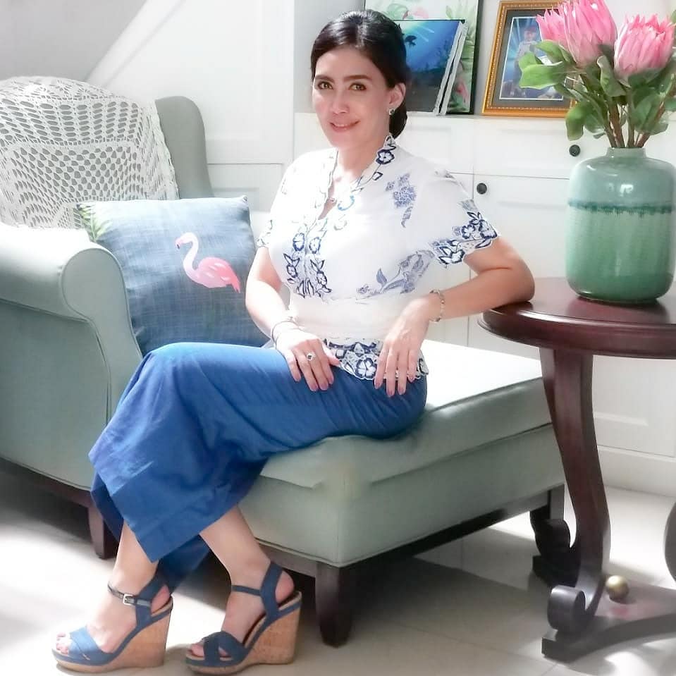 7 Potret rumah Rieke Diah Pitaloka, halaman belakangnya luas dan asri