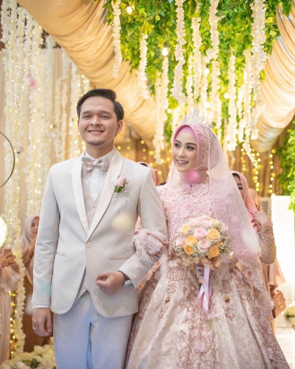 Momen pernikahan 8 eks Cherrybelle, Steffi gelar outdoor di tepi laut