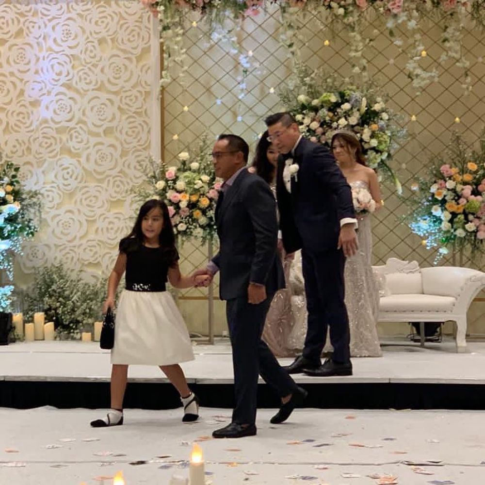 6 Gaya Mikhayla temani Ardi Bakrie kondangan, tasnya jadi sorotan