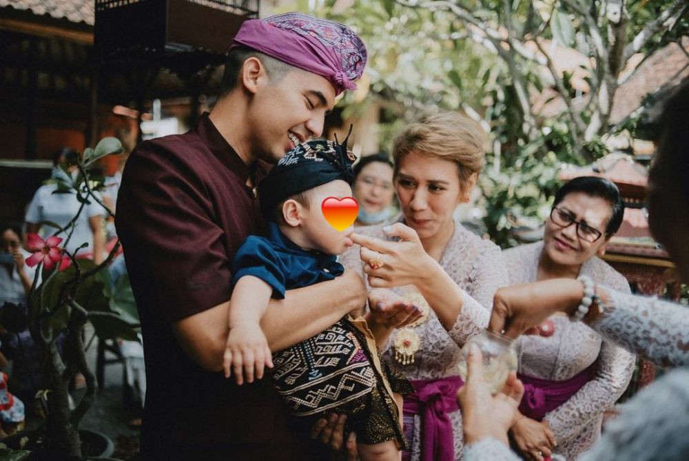 10 Momen tradisi Bali otonan anak Westny DJ, penuh kehangatan