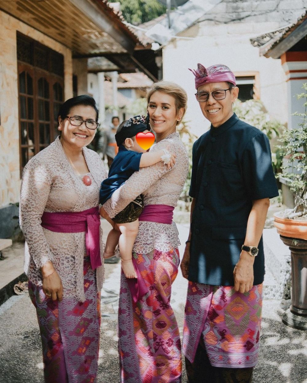 10 Momen tradisi Bali otonan anak Westny DJ, penuh kehangatan