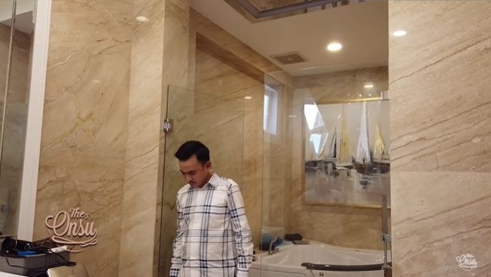 8 Potret kamar tidur Jordi Onsu, posisi kasurnya curi perhatian