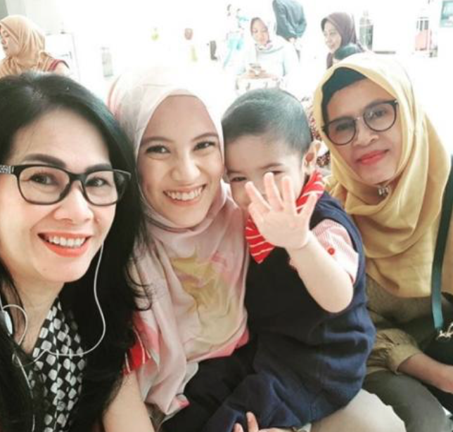 Momen kedekatan 5 mantan artis cilik bareng mertuanya, kompak pol