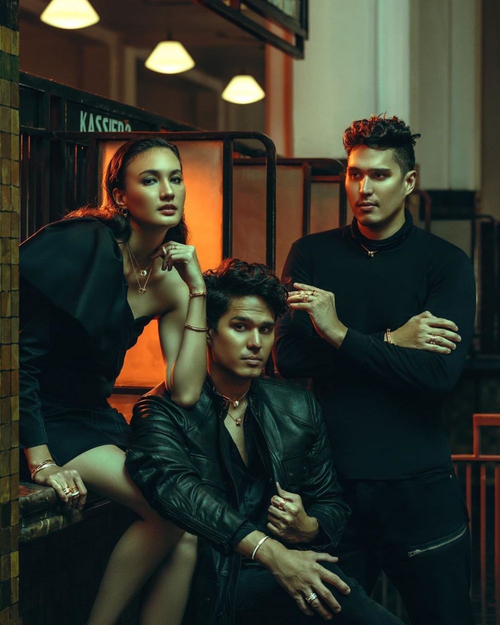 Gaya pemotretan 6 pasangan kakak beradik blasteran, bak kembaran