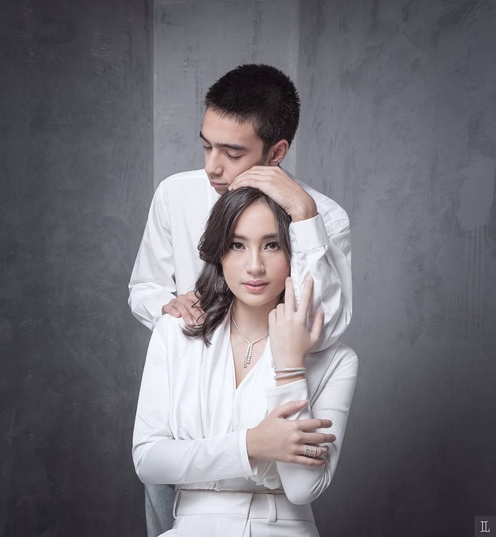 Gaya pemotretan 6 pasangan kakak beradik blasteran, bak kembaran