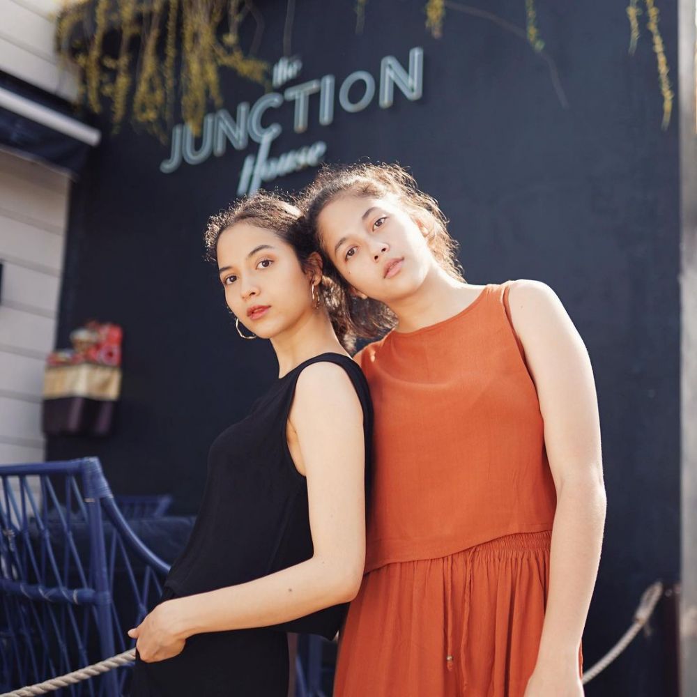 Gaya pemotretan 6 pasangan kakak beradik blasteran, bak kembaran