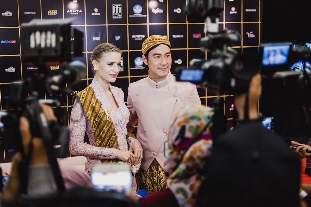 11 Pesona Daniel Mananta & istri kompak pakai baju adat Jawa, menawan