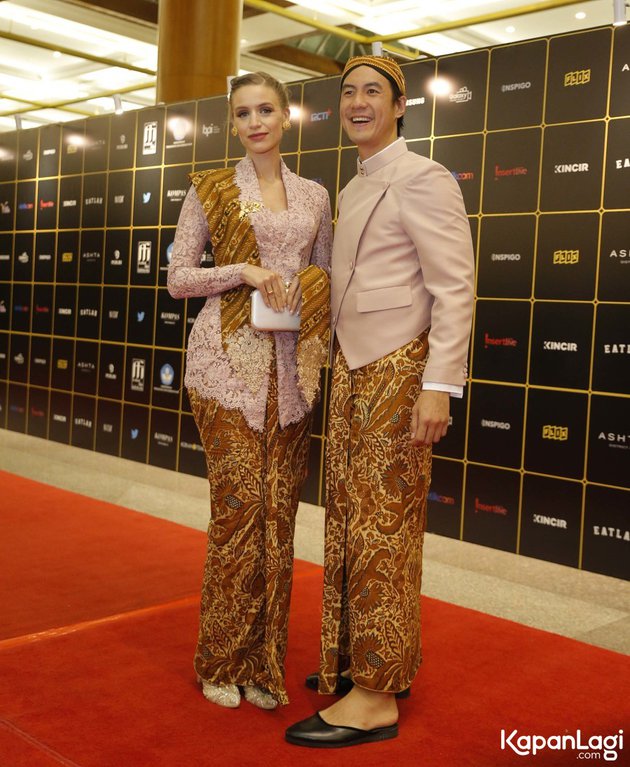 11 Pesona Daniel Mananta & istri kompak pakai baju adat Jawa, menawan