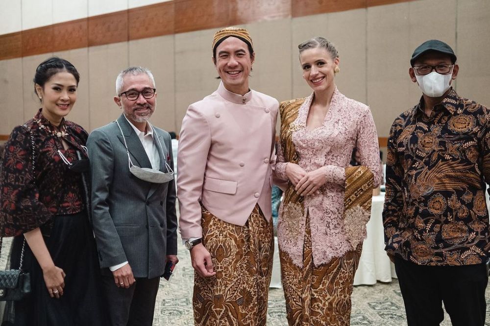 11 Pesona Daniel Mananta & istri kompak pakai baju adat Jawa, menawan
