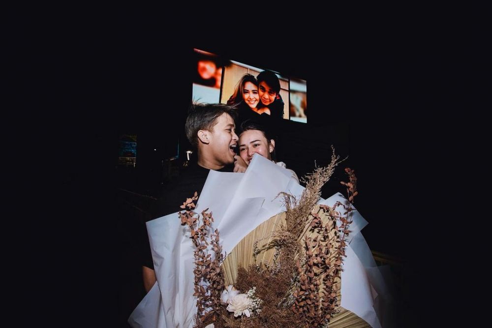 5 Seleb ini dapat ucapan ultah di baliho dan videotron, bikin melongo