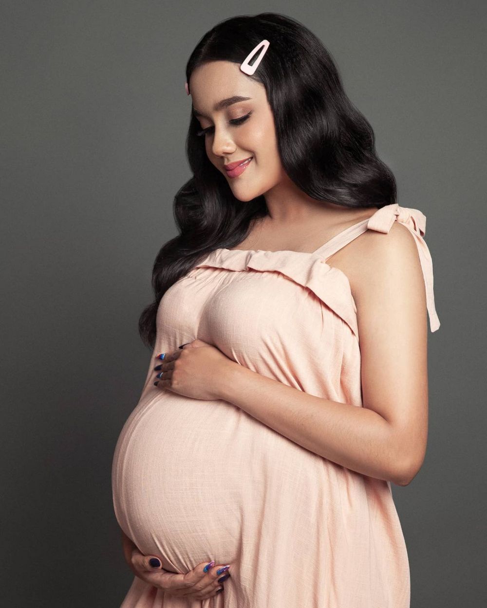 Segera melahirkan, ini 5 gaya maternity shoot Intan Aletrino