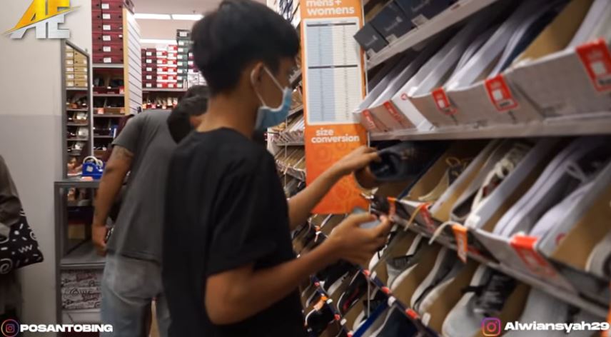 10 Momen Alwiansyah ajak keluarga ke mal, ayahnya mau copot sandal