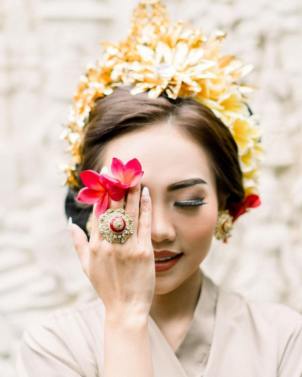 10 Potret Steffy 'Cherrybelle' dan suami pakai busana Bali, manglingi