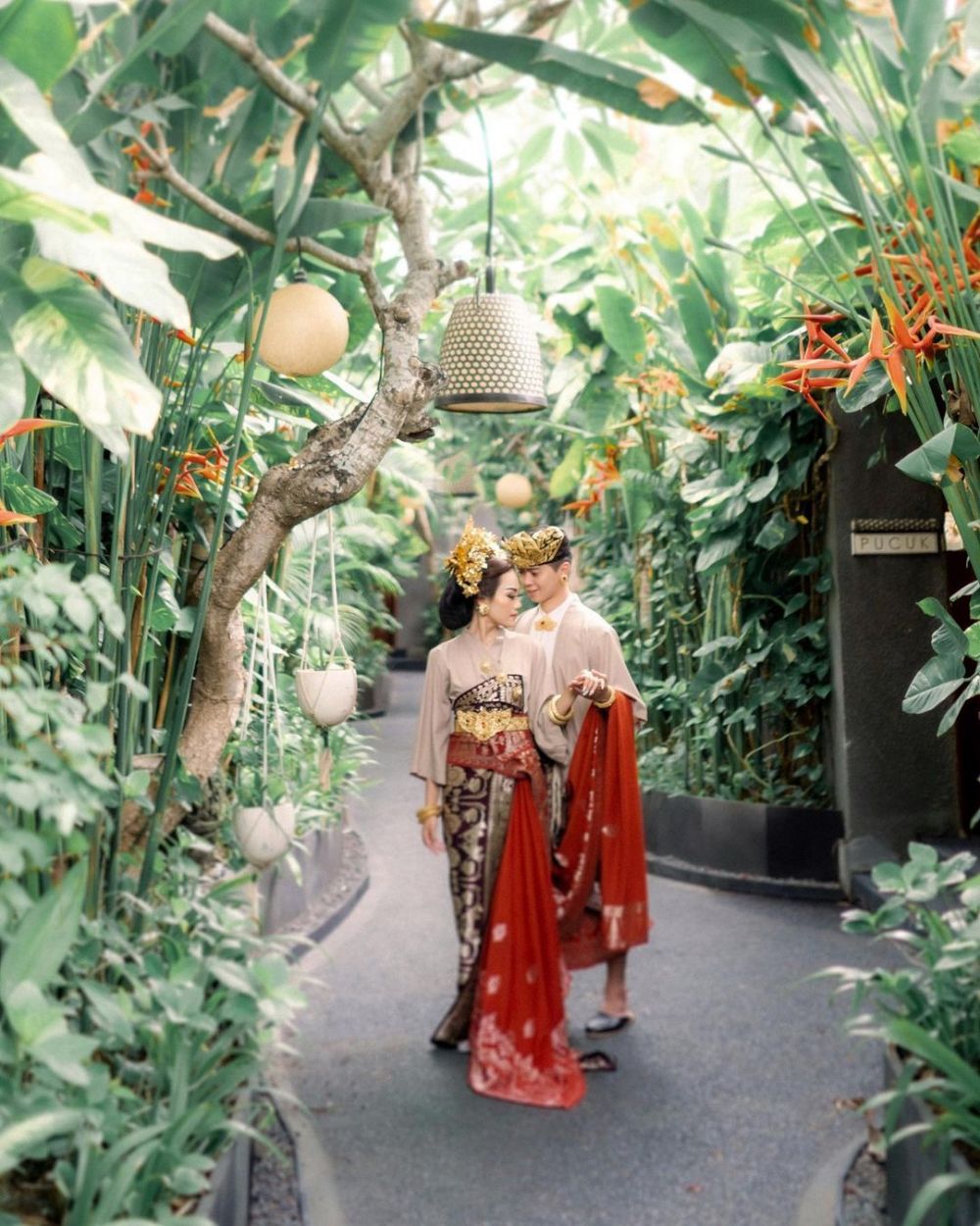 10 Potret Steffy 'Cherrybelle' dan suami pakai busana Bali, manglingi