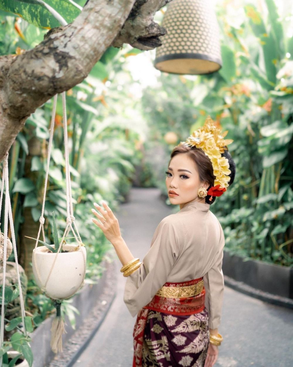 10 Potret Steffy 'Cherrybelle' dan suami pakai busana Bali, manglingi