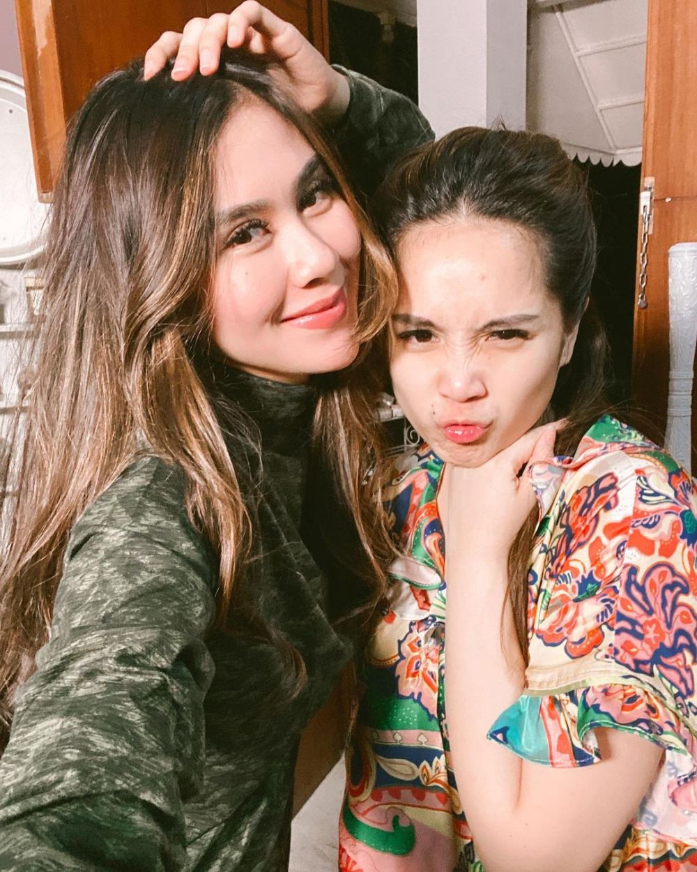 Momen akrab 12 seleb bareng saudara ipar, bak keluarga kandung