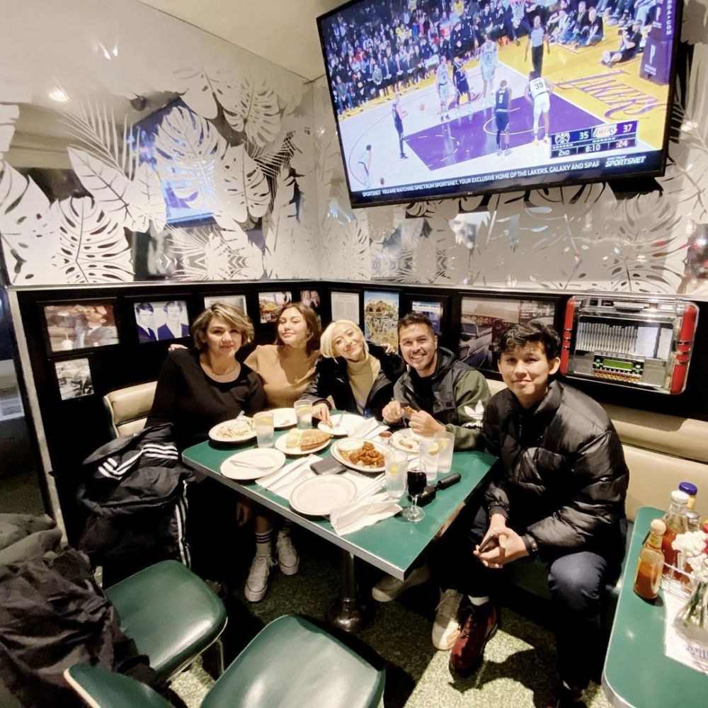 Momen akrab 12 seleb bareng saudara ipar, bak keluarga kandung