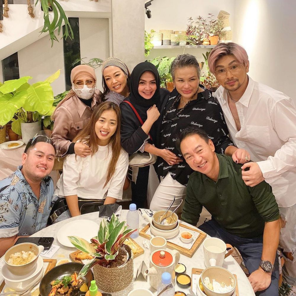 5 Momen Soimah kumpul bareng geng Rieta Amilia, curi perhatian