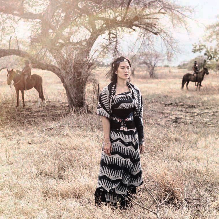 10 Potret Dian Sastro kenakan busana adat, pesonanya terpancar