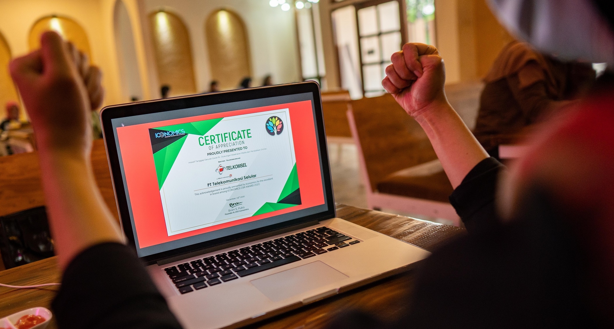 Berkontorbusi penanganan dampak Covid-19, Telkomsel raih penghargaan