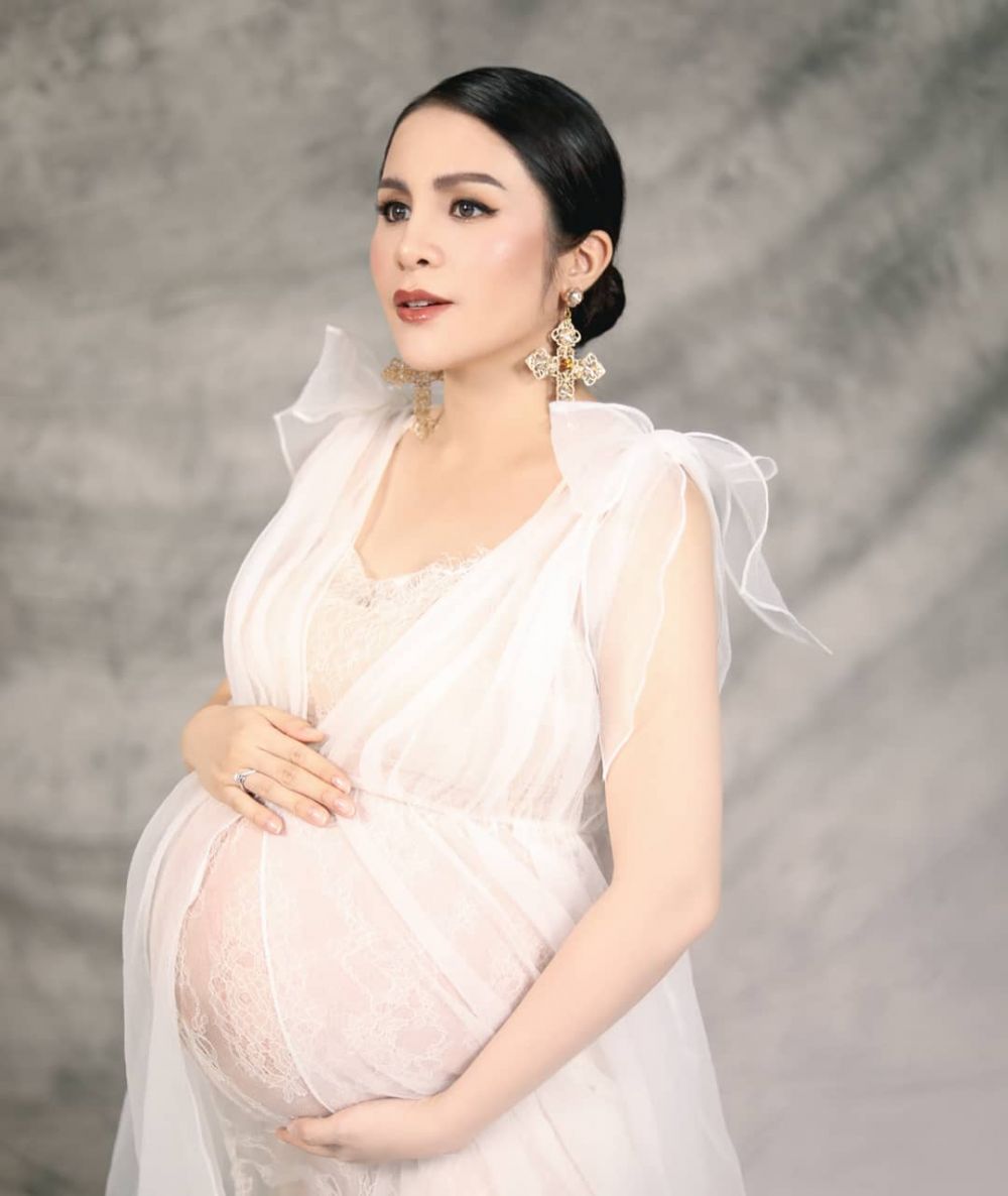 8 Gaya pemotretan maternity Momo Geisha, kenakan 3 gaun berbeda