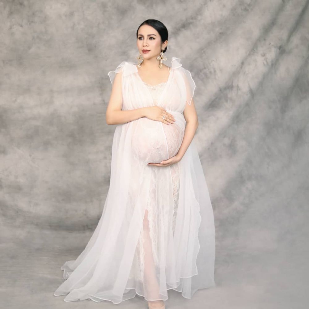 8 Gaya pemotretan maternity Momo Geisha, kenakan 3 gaun berbeda