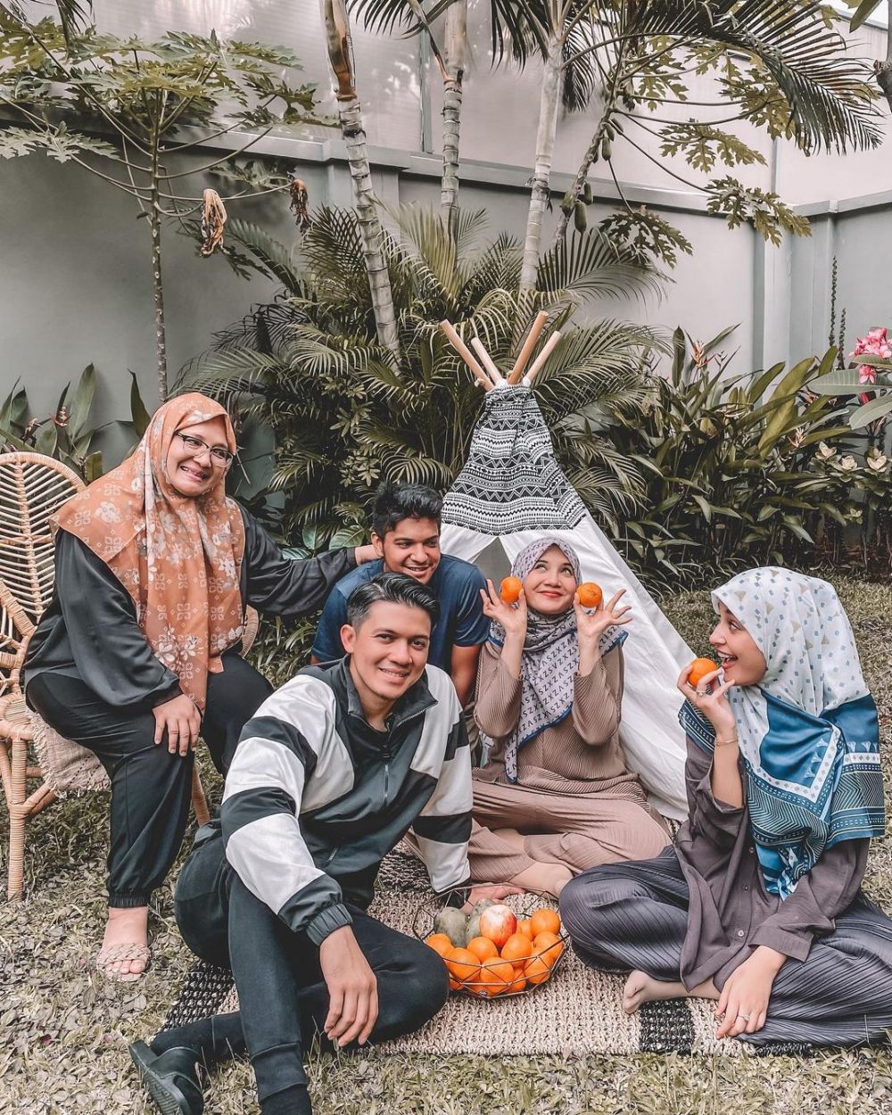 8 Momen Zaskia Sungkar babymoon di Bali, seru-seruan bareng keluarga