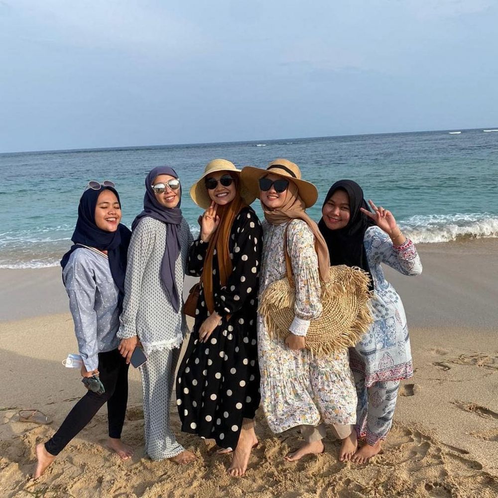 8 Momen Zaskia Sungkar babymoon di Bali, seru-seruan bareng keluarga