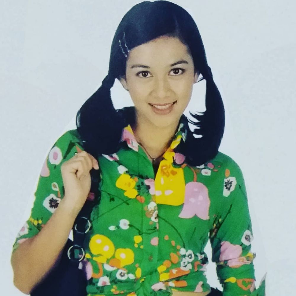 10 Potret lawas Dina Lorenza, cantiknya tak pudar