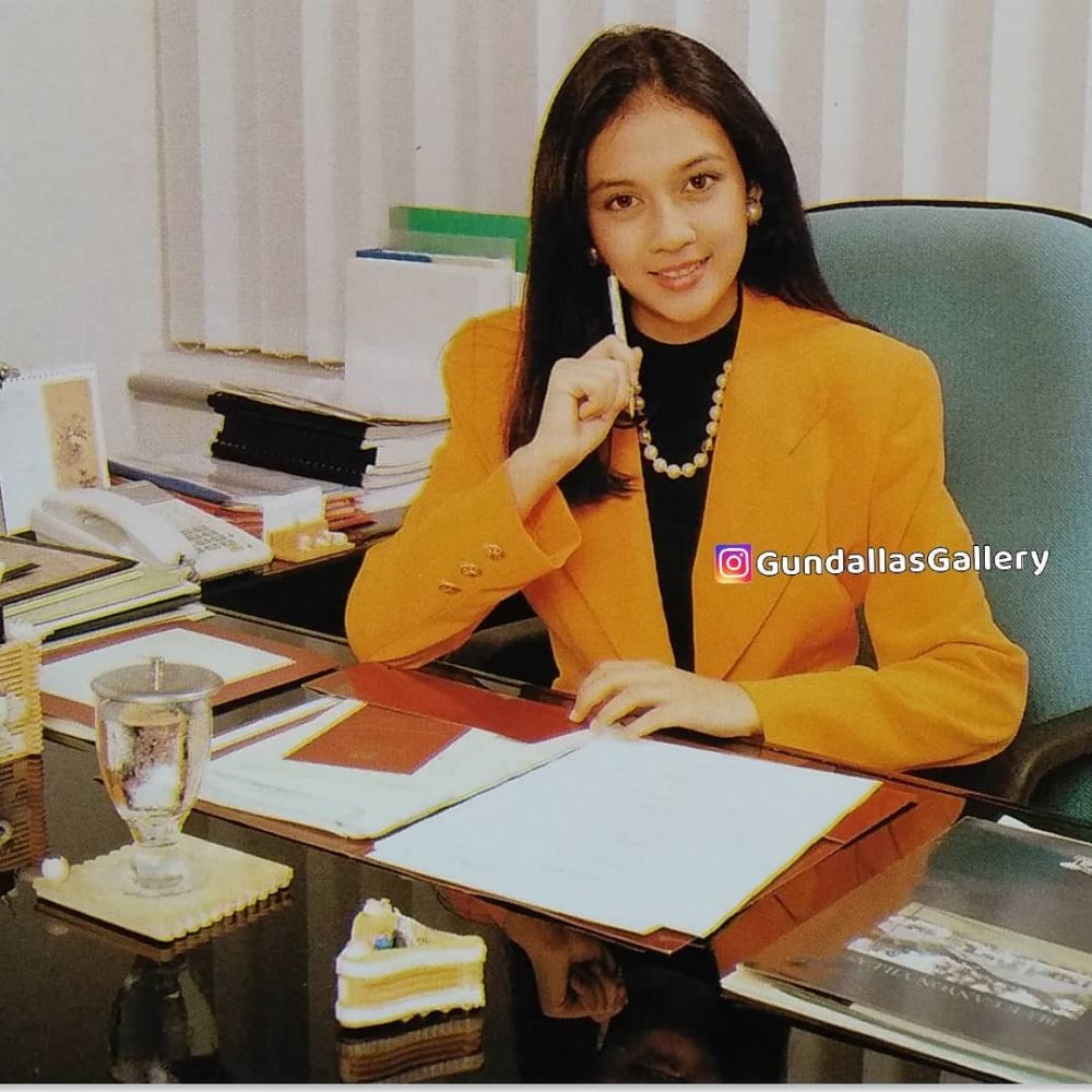 10 Potret lawas Dina Lorenza, cantiknya tak pudar