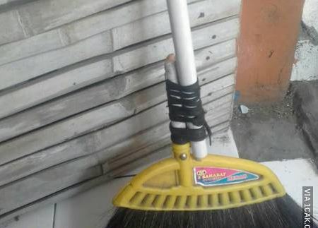 20 Momen sial barang patah ini bikin nyesek abis