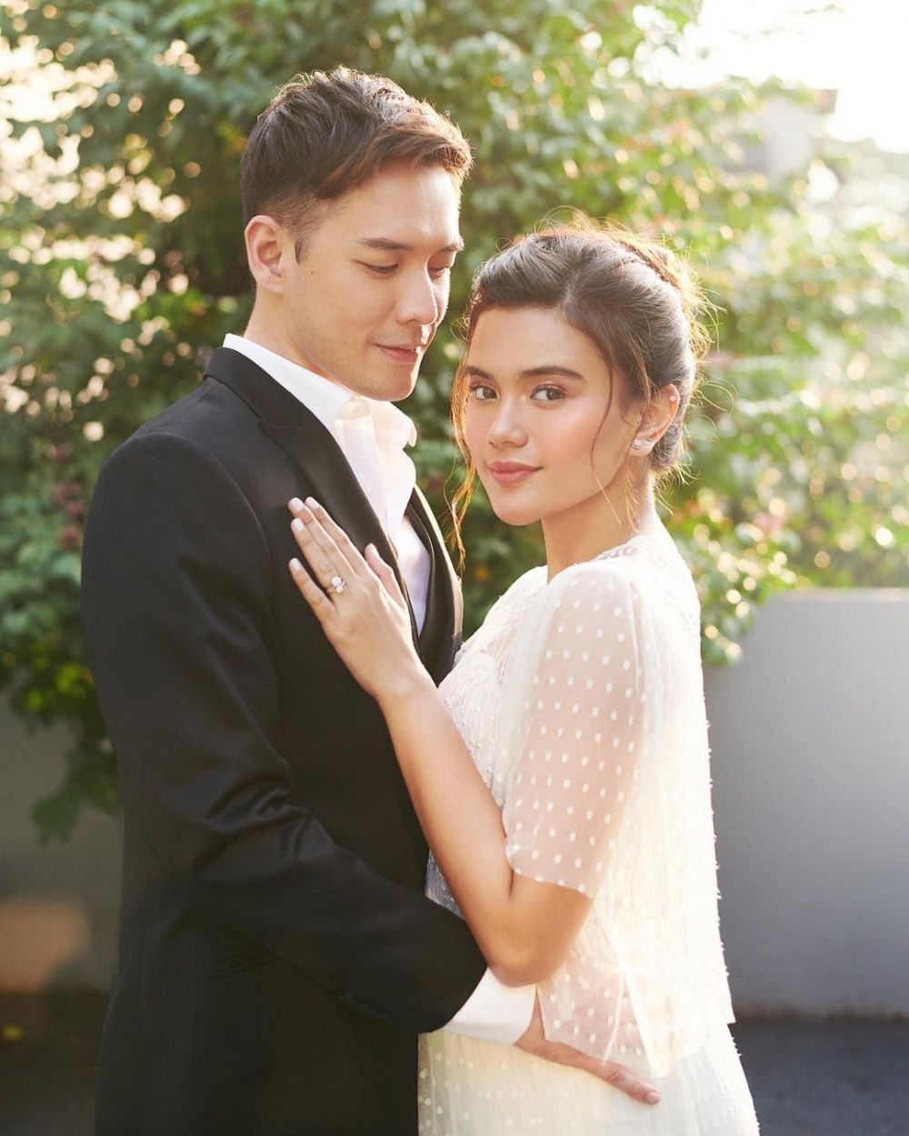 Potret mesra 8 pemain Dia Bukan Manusia dan pasangan, bikin baper