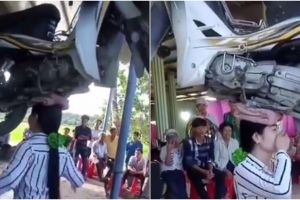 Aksi wanita menari sembari angkat motor di atas kepala, bak superhero