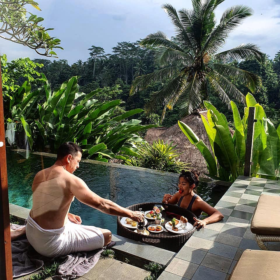 Unggah foto sarapan di kolam renang, punggung Ari Wibowo bikin salfok