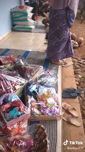 Lamar sang kekasih, pria ini bawa seserahan sebanyak dua mobil pickup