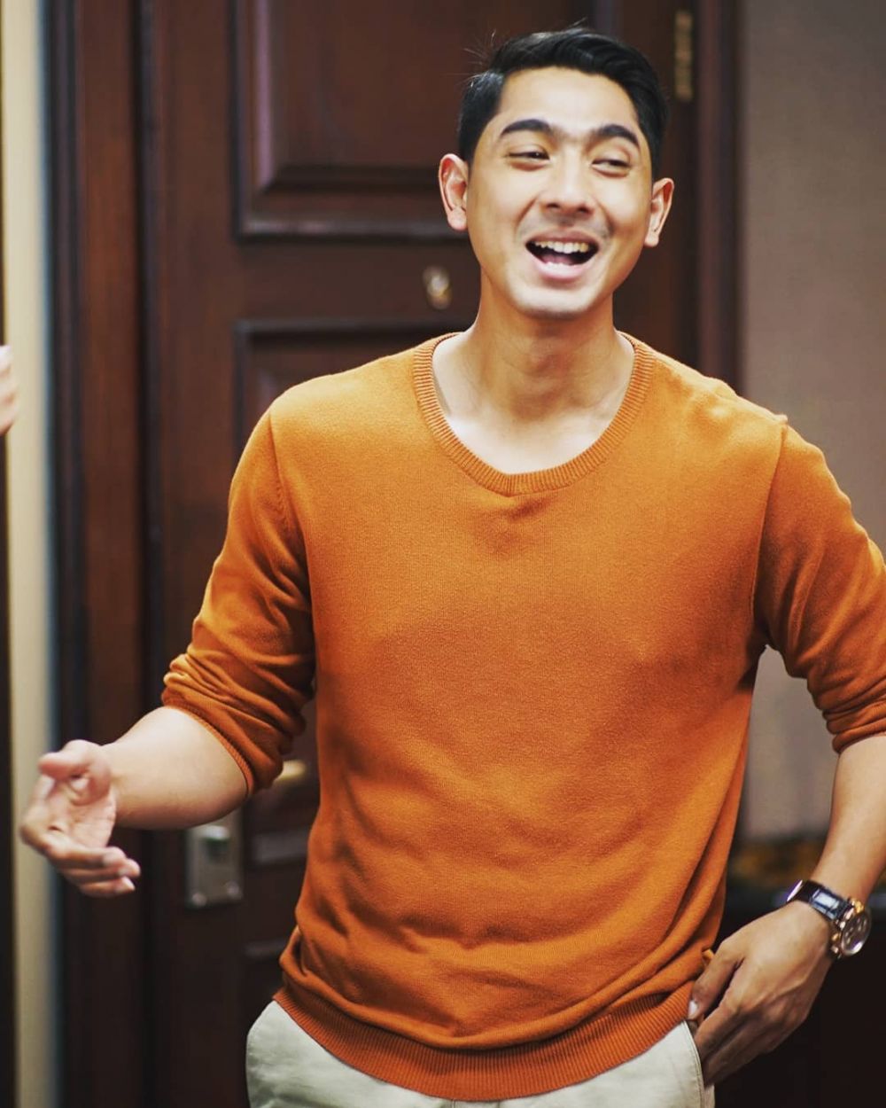 Jutek di sinetron, ini 8 potret Arya Saloka tertawa di balik layar