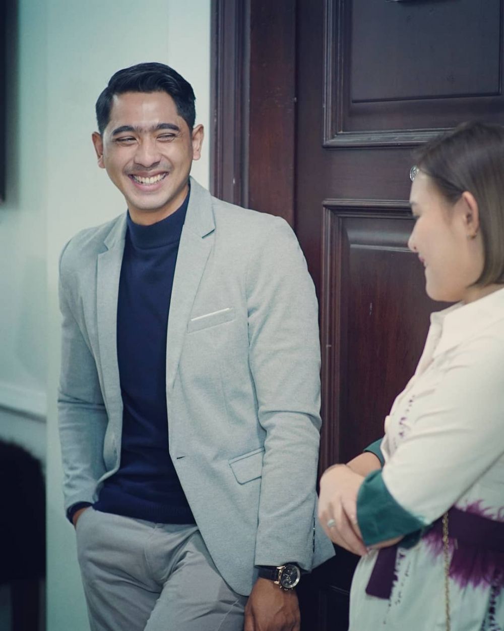 Jutek di sinetron, ini 8 potret Arya Saloka tertawa di balik layar