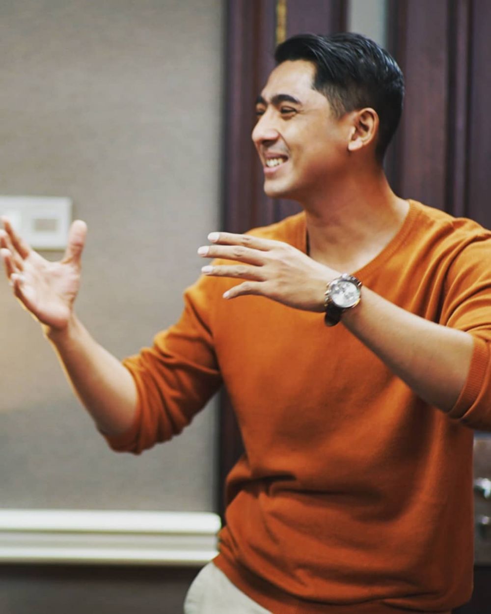 Jutek di sinetron, ini 8 potret Arya Saloka tertawa di balik layar