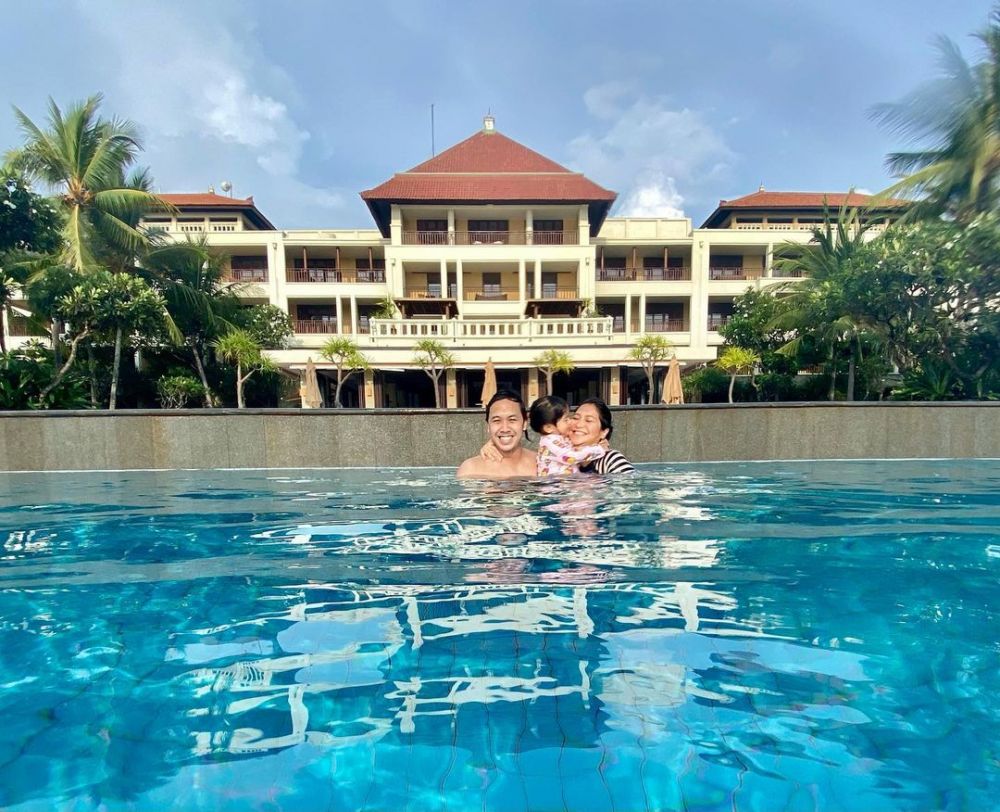 10 Momen babymoon Caca Tengker di Bali, main bareng lumba-lumba