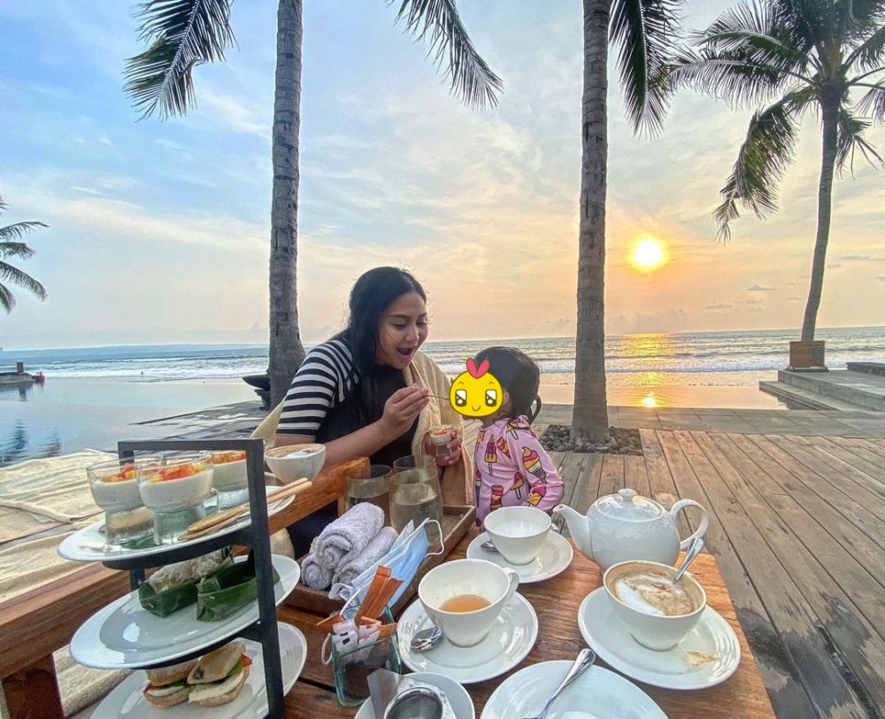 10 Momen babymoon Caca Tengker di Bali, main bareng lumba-lumba