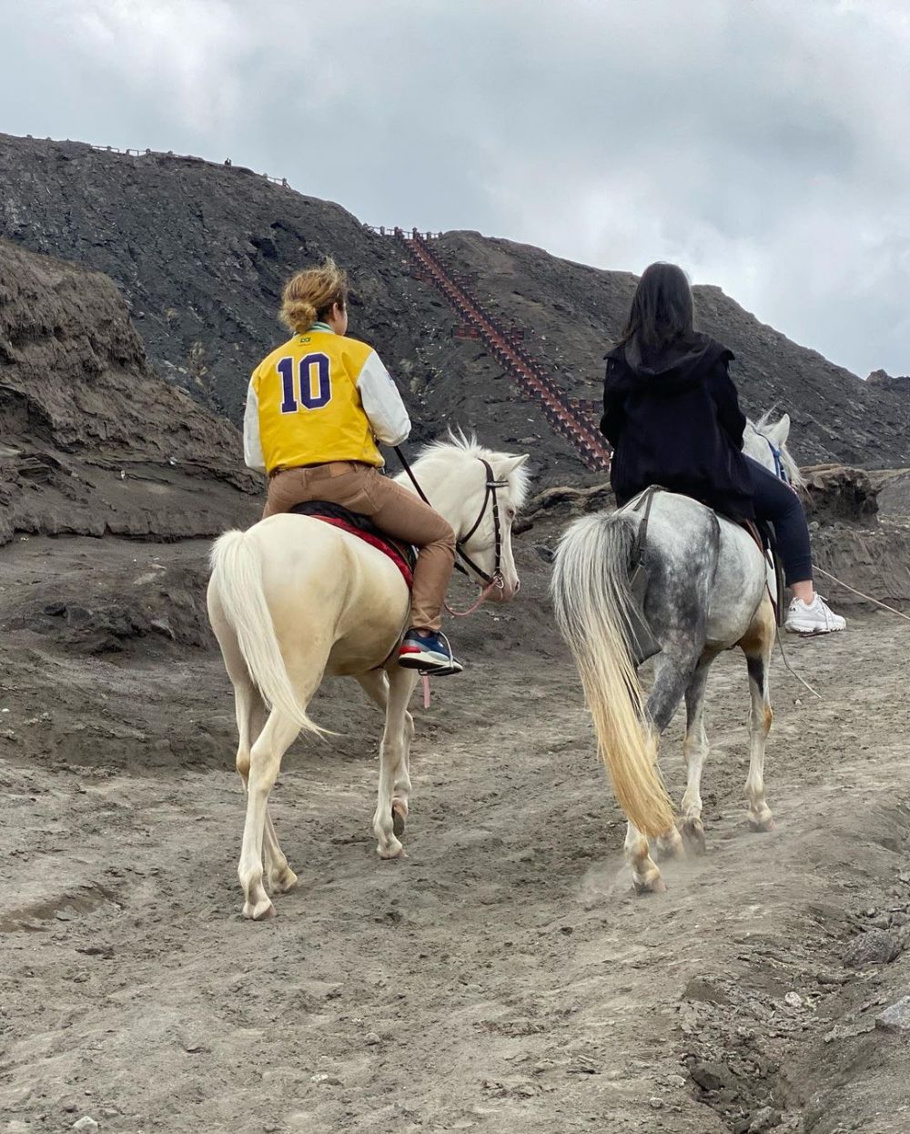 8 Momen liburan Dul Jaelani dan Tissa Biani di Bromo, bikin baper